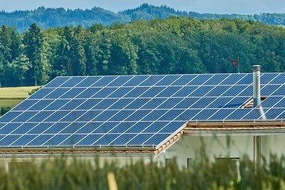 自然の中にある家に設置された太陽光発電