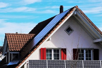 屋根に設置された太陽光発電