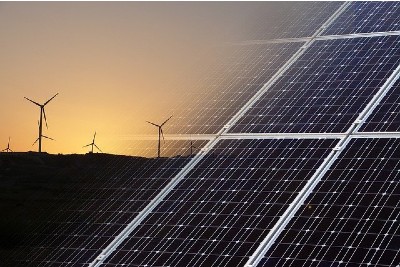 風力発電とソーラーパネル