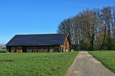 小屋とソーラーパネル