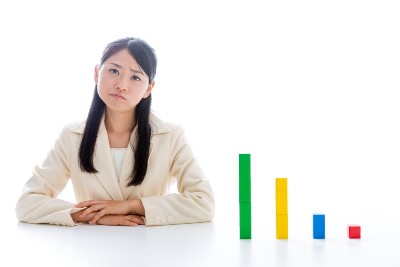 女性と積み木のグラフイメージ