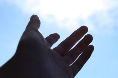 空へかざす手