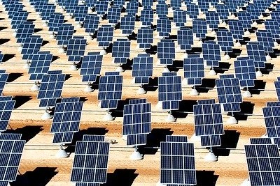 均等に配置された太陽光発電システム