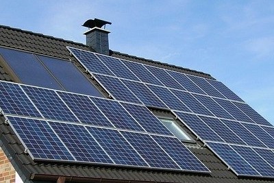 屋根に設置されたソーラパネル