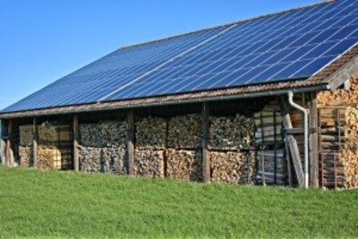 屋根に設置された太陽光発電