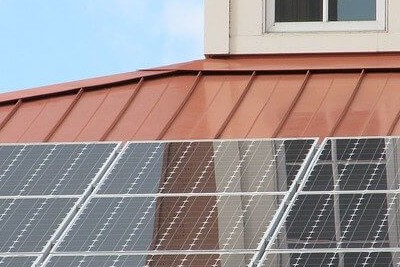 屋根に設置された太陽光発電