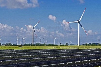 風力発電とソーラーパネル