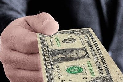 お金を渡している手