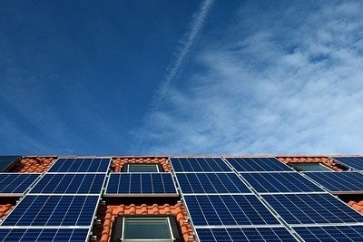 屋根の上についている太陽光発電